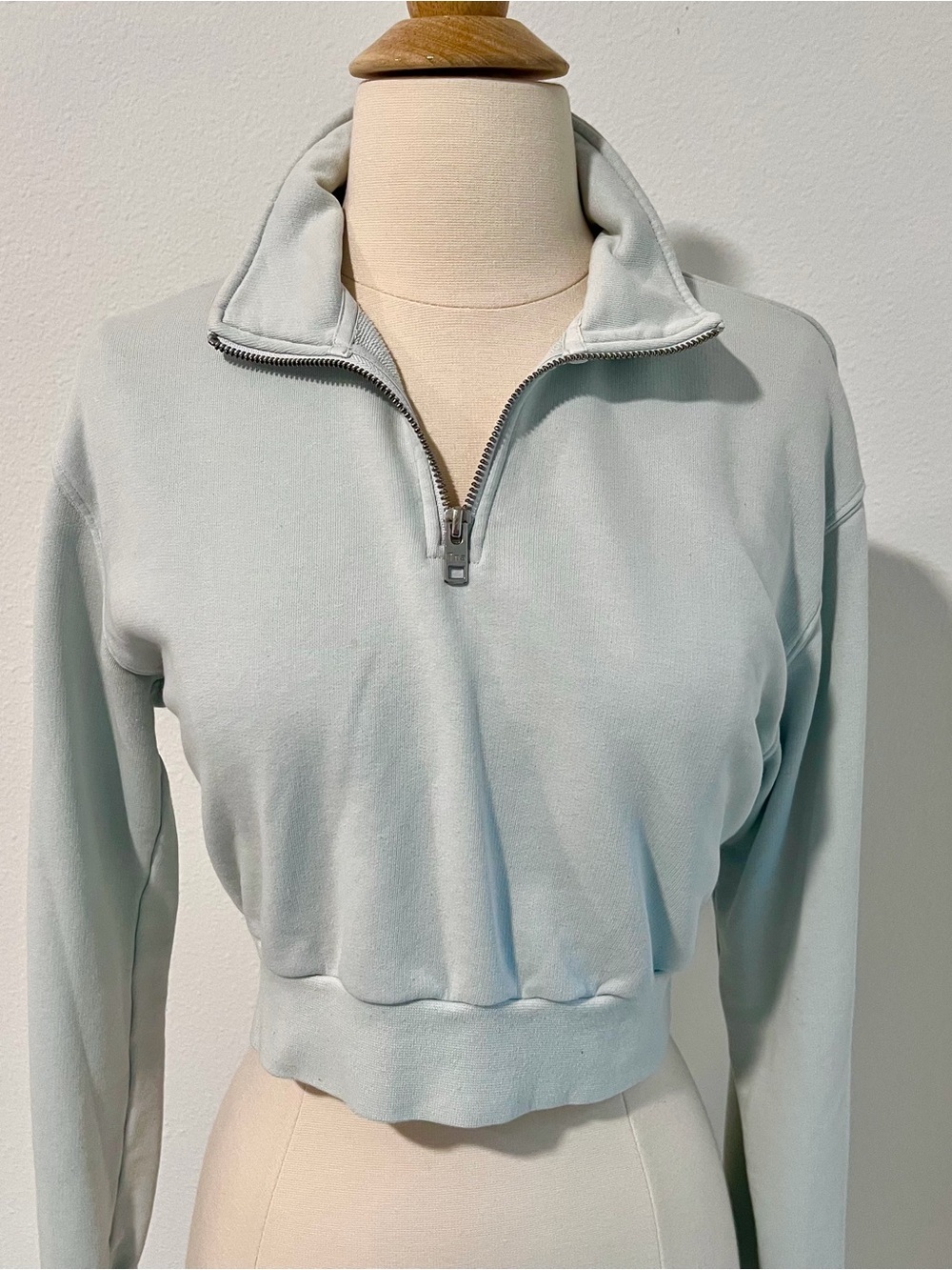 Aritzia Tna Airy Fleece Boyfriend 1/4 Zip Cropped Sweatshirt Ice Grey Blue - Picture 2 of 6